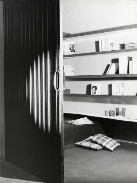 IX Triennale - Abitazione - Alloggio n. 7: elementi di appartamento - Marco Zanuso - Libreria in legno