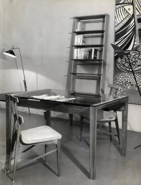 IX Triennale - Abitazione - Scomparto A - Scrivania in legno e cristallo, sedie e scaffale inclinato per libri