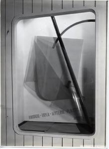 VIII Triennale - Sosta pubblicitaria - Vetrina espositiva Rhodoid Vipla, Materie plastiche Montecatini