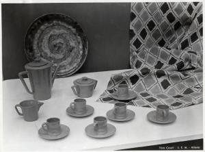 VIII Triennale - Oggetti per la casa - Tessuti -Vanna e Chiaretta Buratti - Ceramiche - Servizio da caffè
