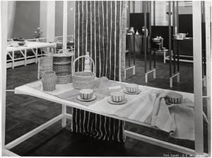 VIII Triennale - Oggetti per la casa - Tazze in ceramica di Enrico Gabbianelli - Tessuti - Oggetti in vimini di Francesco Montanari