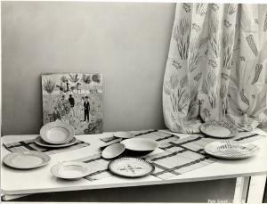 VIII Triennale - Oggetti per la casa - Piatti in ceramica - Piastrella in ceramica di Enrico Gabbianelli - Tovagliette Barlondi - Tessuti per VIII Triennale - Arredamento