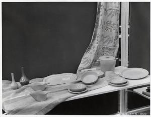 VIII Triennale - Oggetti per la casa - Oggetti in ceramica di Angelo Ungania - Tessuti per VIII Triennale - Arredamento di Parella Craveri e Duccia Calderara