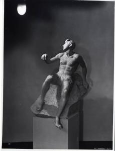 IX Triennale - Palazzo dell'Arte - Vestibolo d'ingresso - Scultura "Nudo" di Carlo Conte