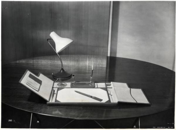 IX Triennale - Cuoio e pelli - Lampade da tavolo di Guido Frette - Servizio da scrittoio di Umberto Zimelli