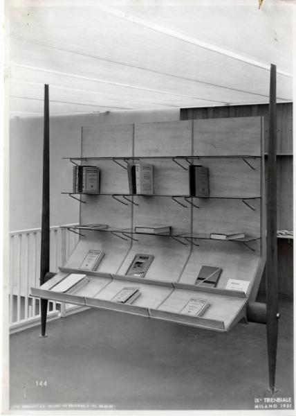 IX Triennale - Arredamento e mobili isolati - Arredamenti composti - Libreria della Biblioteca - Carlo De Carli