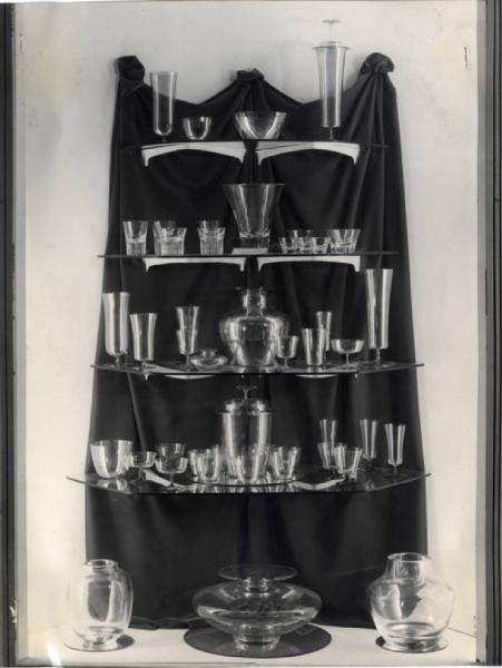 IX Triennale - Sezioni estere - Austria - Vetrina con vasi e bicchieri in cristallo