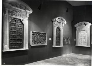 IX Triennale - Mostra dei concorsi del Duomo e Mostra d'arte sacra - Salone d'onore - Prototipi per la realizzazione della quinta porta del Duomo di Milano