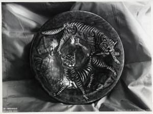 IX Triennale - Sezione della Ceramica - "Gatti e foglie", piatto in ceramica