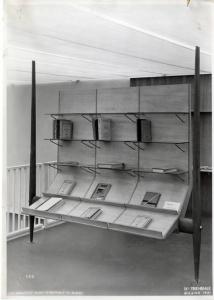IX Triennale - Arredamento e mobili isolati - Arredamenti composti - Libreria della Biblioteca - Carlo De Carli