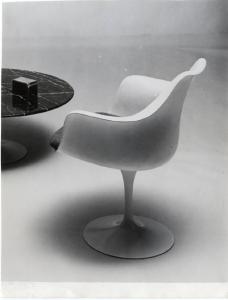 XII Triennale - Sezione degli Stati Uniti d'America - Casa americana - Sedia Tulip di Eero Saarinen