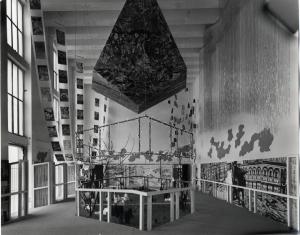 XIV Triennale - Decorazione urbana - A soffitto, poliedro irregolare con aerofotografie di Firenze - A terra, Modello in scala di una Firenze ideale - Alison e Peter Smithson