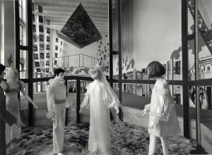 XIV Triennale - Decorazione urbana - manichini rappresentano una cerimonia nuziale - Alison e Peter Smithson