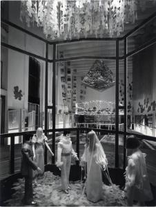 XIV Triennale - Decorazione urbana - manichini rappresentano una cerimonia nuziale - Alison e Peter Smithson