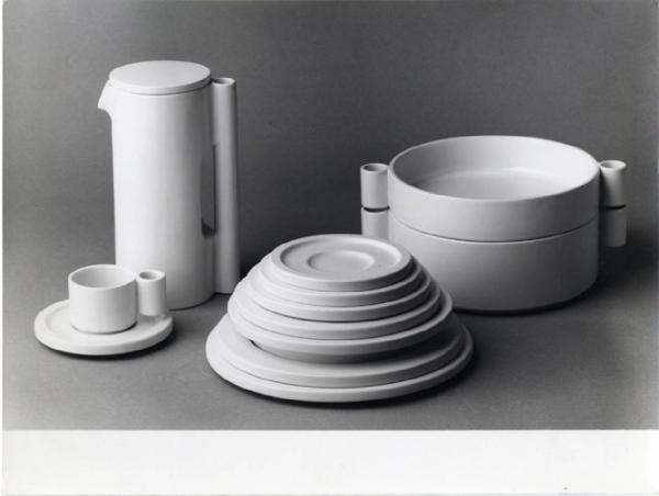 XV Triennale - Sezione italiana. Lo spazio vuoto dell'habitat - Servizio da tavola in ceramica smaltata "Index" di Jacqueline Hall e Ambrogio Pozzi