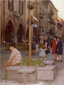 XIV Triennale - Interventi nel centro storico di Pavia - Sedute in cemento - Palina segnaletica