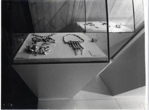 XV Triennale - Sezione del lavoro artigiano - Vetrina con gioielli - collier di Niki Rolfe e di Giorgio Papadopulos
