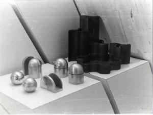 XV Triennale - Sezione del lavoro artigiano - Portabiglietti, fermalibri, fermacarte e contenitori in alluminio di Albert Leclerc