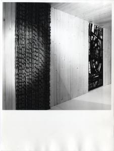 XV Triennale - Sezione del lavoro artigiano - Pannello in terracotta di Nico Toniolo - Vetrata di Angelo Grilli