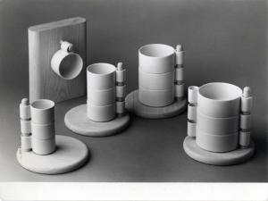 XV Triennale - Sezione italiana. Lo spazio vuoto dell'habitat - Servizio di tazze in ceramica smaltata "Index" di Jacqueline Hall e Ambrogio Pozzi