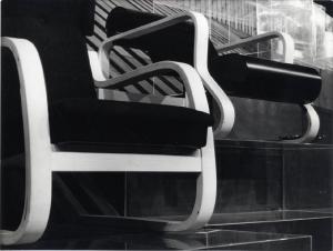 XV Triennale - I cinquant'anni della Triennale - Sedie in betulla di Alvar Aalto
