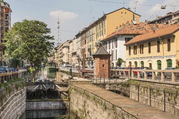 Milano - Naviglio Pavese - Conchetta - Battello - Edicola in mattoni - Strade - Autovetture - Abitazioni
