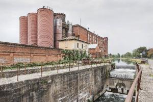 Certosa di Pavia - Naviglio Pavese - Conca di Certosa - Ex casello di guardianìa idraulica - Stabilimento "Molini Certosa S.p.A." - Strada