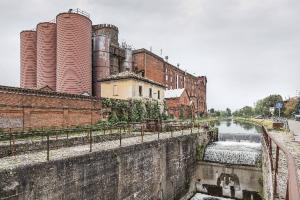 Certosa di Pavia - Naviglio Pavese - Conca di Certosa - Ex Casello di guardianìa idraulica - Stabilimento "Molini Certosa S.p.A."