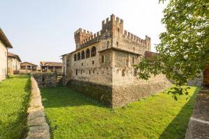 Cavernago - Castello di Malpaga (o Martinengo-Colleoni) - Fossato - Abitazioni - Albero