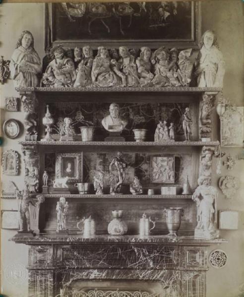 Vienna - Collezione Albert Figdor - Parete - Scaffale di caminetto con sculture e oggetti decorati
