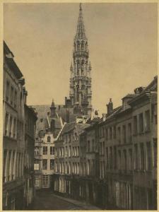 Bruxelles - Veduta di una via di Bruxelles, sullo sfondo la Torre Civica - Beffroi del Municipio (Tour Inimitable)
