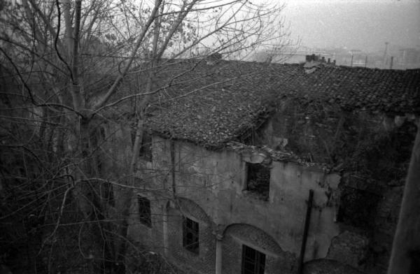 Sesto San Giovanni - Parco Nord, settore Torretta - Villa Torretta - Edificio abbandonato e diroccato - Veduta dall'alto - Crollo parziale del tetto