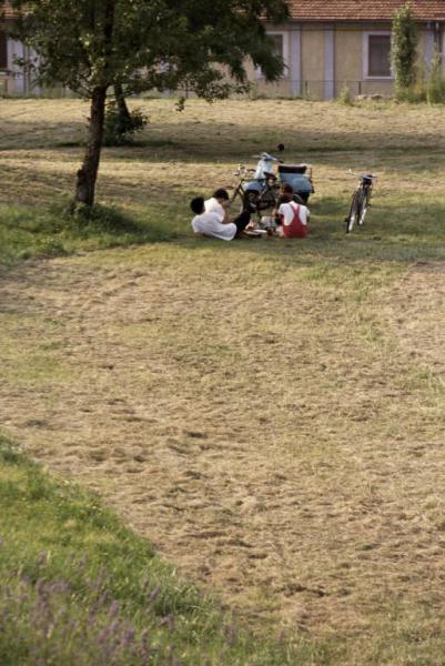 Sesto San Giovanni - Parco Nord, settore Montagnetta - La Montagnetta - Prato con erba tagliata - Pic-nic di giovani - Scooter Vespa e biciclette - Recinzione lungo via Clerici - Capannoni della Breda