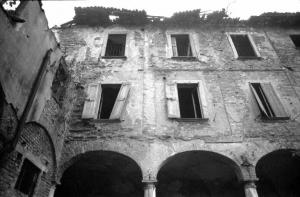 Sesto San Giovanni - Parco Nord, settore Torretta - Villa Torretta - Edificio abbandonato e diroccato - Facciata interna - Veduta dal basso - Portico - Crollo parziale del tetto