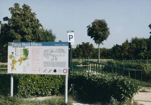 Milano - Parco Nord, settore Est - Ingresso al parco da via Clerici - Cartello segnaletico con mappa del parco - Parcheggi per biciclette
