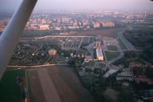 Milano - Parco Nord, settore Bruzzano - Veduta aerea al tramonto - Cimitero di Bruzzano ripreso da ovest a est - Campi - Via Aldo Moro - Sullo sfondo palazzi di Bresso