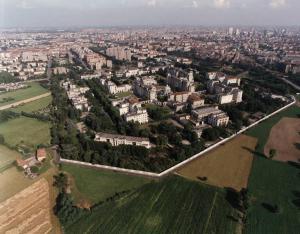 Milano - Parco Nord, settore Niguarda - Veduta aerea da nord ovest a sud est - Campi - Boschi - Ospedale Maggiore di Niguarda - Palazzi di Milano