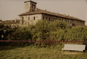 Sesto San Giovanni - Parco Nord, settore Torretta - Villa Torretta vista da viale Fulvio Testi - Edificio abbandonato e diroccato - Giardino - Arbusti - Panchina