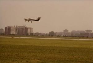 Bresso - Parco Nord, settore Aeroporto - Aeroporto - Pista di volo - Aereo in decollo - Sullo sfondo l'ospedale Bassini e palazzi di Cinisello Balsamo