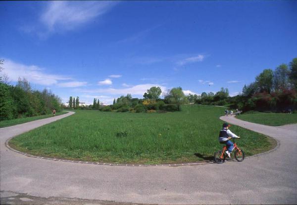 Bresso / Sesto San Giovanni - Parco Nord, settore Montagnetta - Area a ovest della Montagnetta (verso Bresso) - Percorso ciclopedonale - Bambino in bicicletta - Persone che corrono - Alberi - Cespugli in fiore