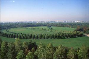 Cinisello Balsamo - Parco Nord, settore Est - Veduta dall'alto della Grande Rotonda (Gorki) - Filari di alberi e aree boschive - Sullo sfondo Milano e Bresso - Autunno
