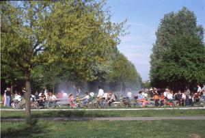 Cinisello Balsamo - Parco Nord, settore Est - Fontana Rotonda - Persone sedute intorno alla fontana - Biciclette - Filari di alberi - Percorsi ciclopedonali