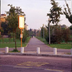 Milano - Parco Nord, settore Montagnetta - Ingresso al parco da via Arezzo - Fermata autobus 44 - Persona a passeggio con cane - Lampioni - Percorso ciclopedonale