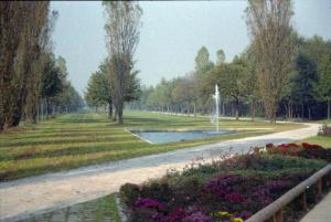 Cinisello Balsamo - Parco Nord, settore Est - Fontana Triangolare - Filari di alberi - Aiuola con fiori - Percorsi ciclopedonali