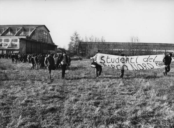 Sesto San Giovanni - Parco Nord, settore Est - Inaugurazione rimboschimento (1980) - Studenti del Centro scolastico Parco Nord con striscione - Sullo sfondo capannoni Breda