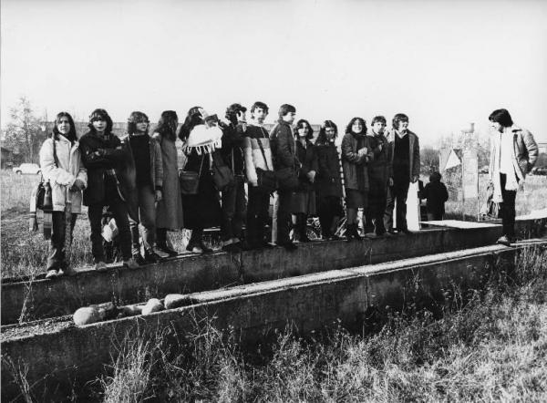 Sesto San Giovanni - Parco Nord, settore Est - Inaugurazione rimboschimento (1980) - Ritratto di gruppo - Studenti in piedi sui binari di prova Breda - Sullo sfondo torre dell'acqua (piezometrica)