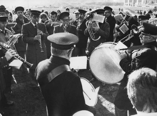 Sesto San Giovanni - Parco Nord, settore Est - Inaugurazione rimboschimento (1980) - Banda di Bresso che suona durante l'evento - Strumenti e spartiti musicali - Cittadini