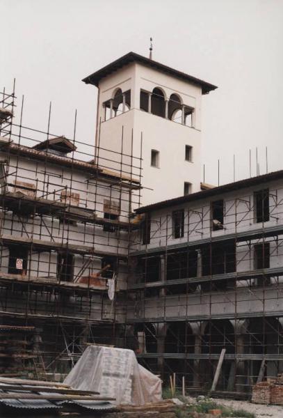 Sesto San Giovanni - Parco Nord, settore Torretta - Villa Torretta - Lavori di restauro (1997) - Torre rettangolare - Impalcatura - Corte interna - Sacchi di cemento - Mattoni - Lamiere