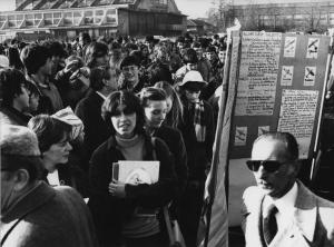 Sesto San Giovanni - Parco Nord, settore Est - Inaugurazione rimboschimento (1980) - Mostra con pannelli informativi - Studenti e cittadini - Bambini - Sullo sfondo capannoni Breda