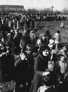 Sesto San Giovanni - Parco Nord, settore Est - Inaugurazione rimboschimento (1980) - Studenti e cittadini che assistono ai lavori di piantumazione - Bambini - Sullo sfondo i capannoni Breda e torre dell'acqua (piezometrica)
